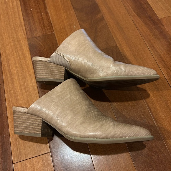 Universal Thread Women’s Pointed Toes Textured Faux Leather Mules Heels Size 9 - Picture 9 of 9